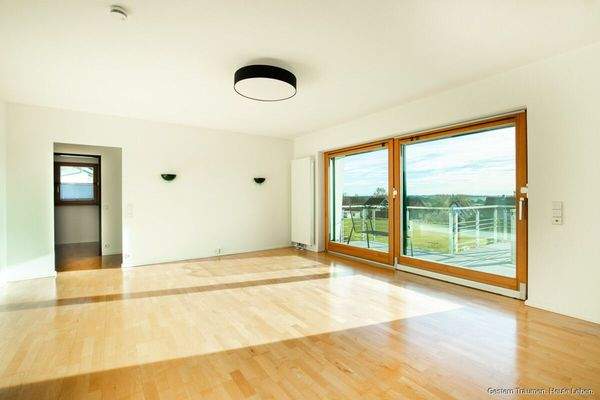 Wohn- und Esszimmer mit Zugang zum Balkon