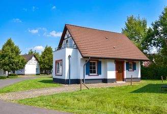 kaufen-freistehendes-ferienhaus-cochem-aussenansicht-kiesstreifen-recreatieadviseurs-vakantiehuistekoop-nl.jpg