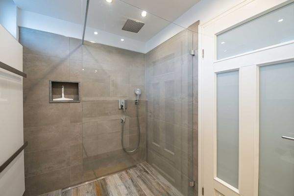 Tageslichtbad EG mit Fenster