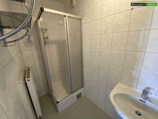 Badezimmer mit Dusche und Wanne