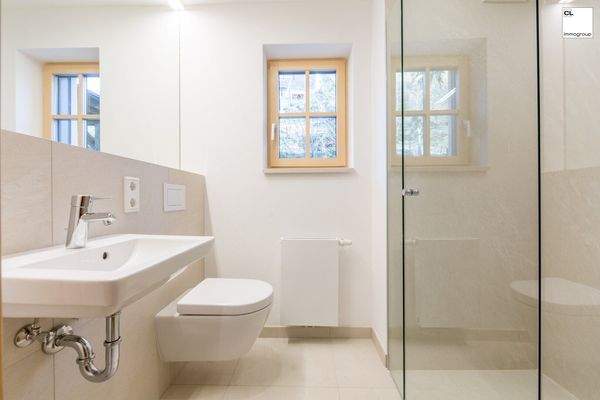 Kleineres Bad en suite im Elternschlafzimmer