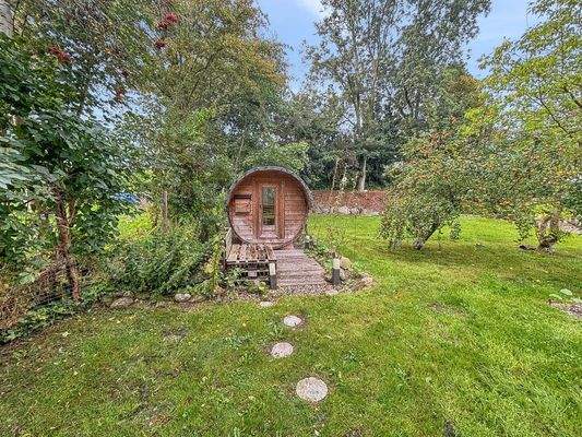 Garten mit Fasssauna