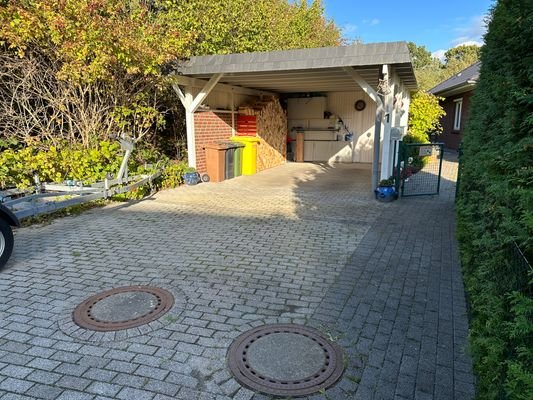Carport mit Auffahrt