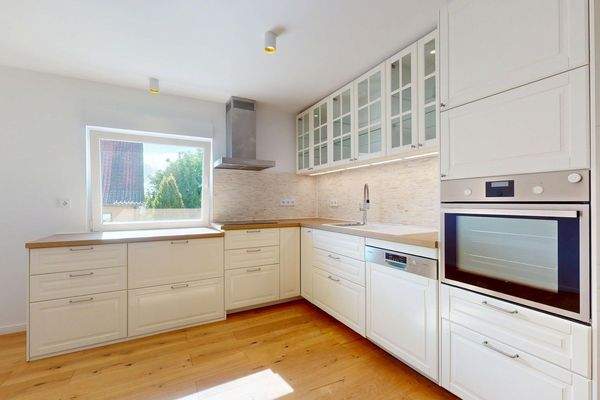 helle geräumige Küche