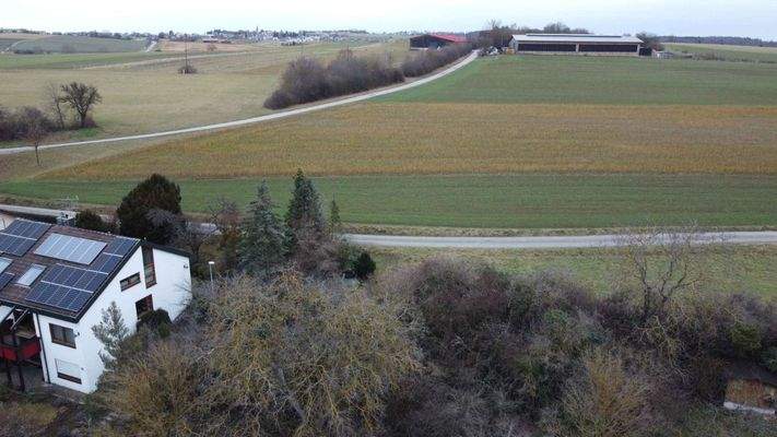 hinter dem Grundstück