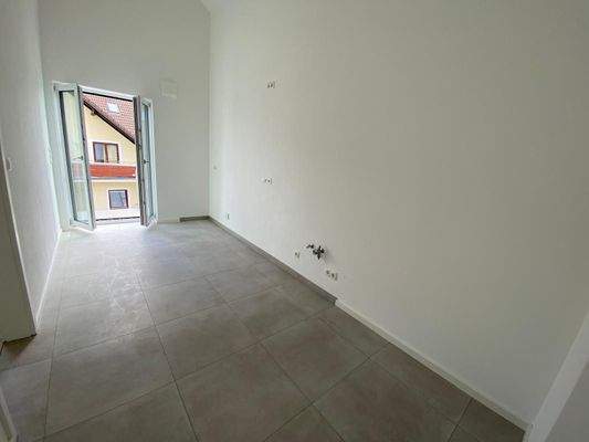 Küchenbereich mit Zugang zum Ostbalkon.jpg