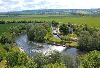 Blick ins Tal mit Unstrut und Schleuse