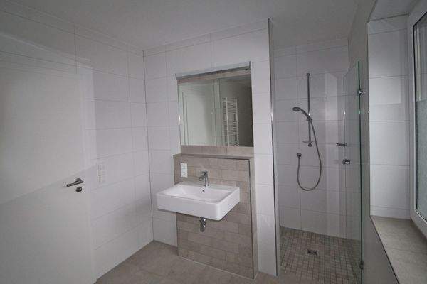 Bad mit Dusche und Waschbecken...