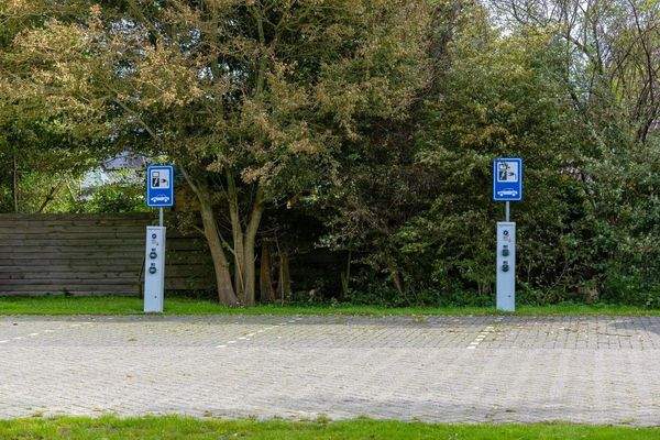 2 Ladesäulen im Park