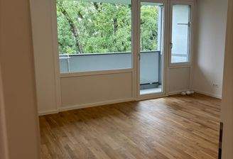 Helles Wohnzimmer mit Balkon