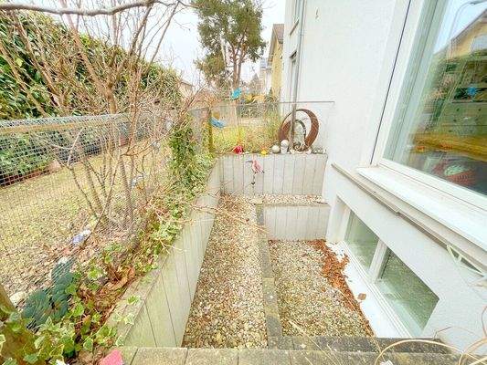 Sehr große Abböschung nach Westen in den eigenen Garten