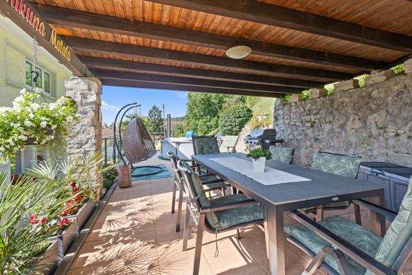 wunderschöne überdachte Terrasse