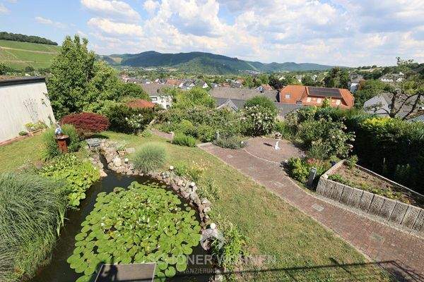 gepflegter Garten mit Teichanlage