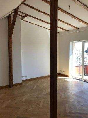 Das Wohnzimmer mit angrenzendem Balkon