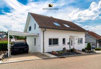 Zugang zum Haus mit Carport