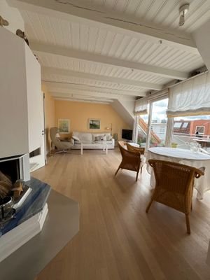 helles Wohnzimmer mit Kamin + Zugang zum Südbalkon