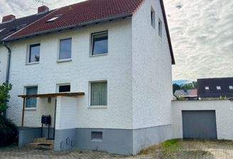 Ansicht mit Garage