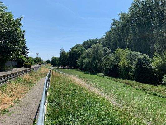 Weg zum Spielplatz und Fahrradweg 