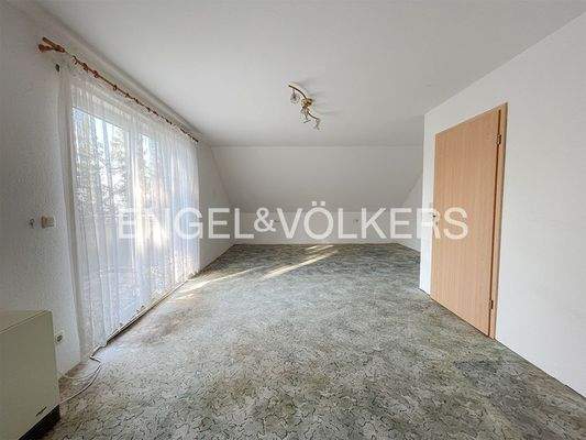 Zimmer mit Balkonzugang im Dachgeschoss