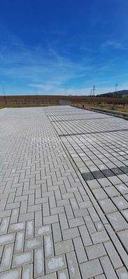 großzügige Parkplätze