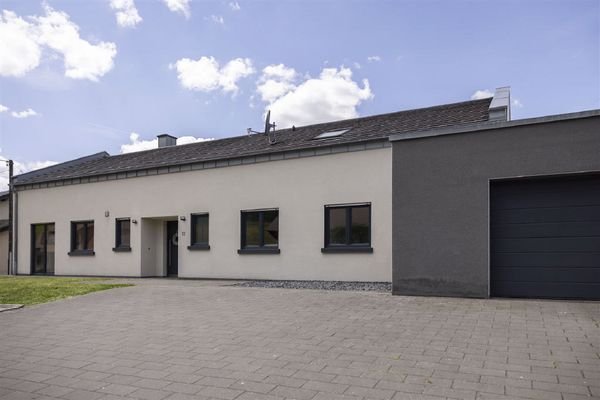 Wohnhaus mit Garage
