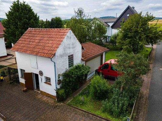 massives Nebengelass mit Garage