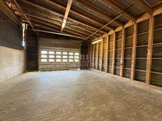 Hallenbereich mit Garagentor