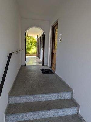 überdachter Eingangsbereich