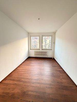 Leeres Zimmer mit Parkettboden