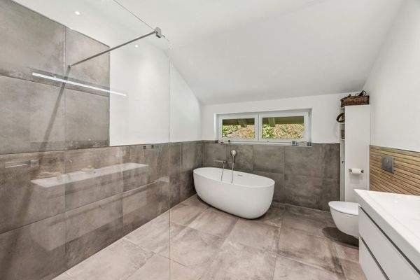 Tageslichtbad mit bodenebener Dusche & Badewanne