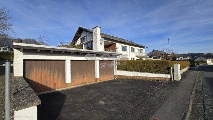 Hausansicht SW mit Garagen links