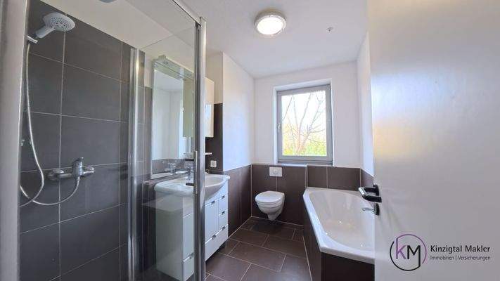 ... Badezimmer mit Wanne &amp; Dusche