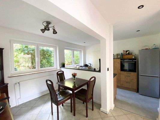 Der offene Küchen- und Essbereich.jpeg