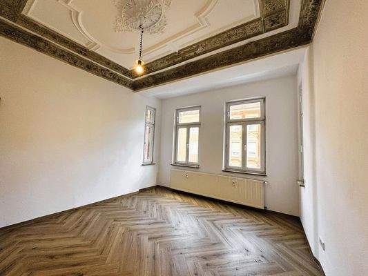 Helles Wohnzimmer mit Stuck