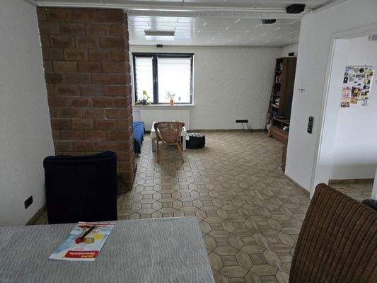 Blick vom Esszimmer ins Wohnzimmer