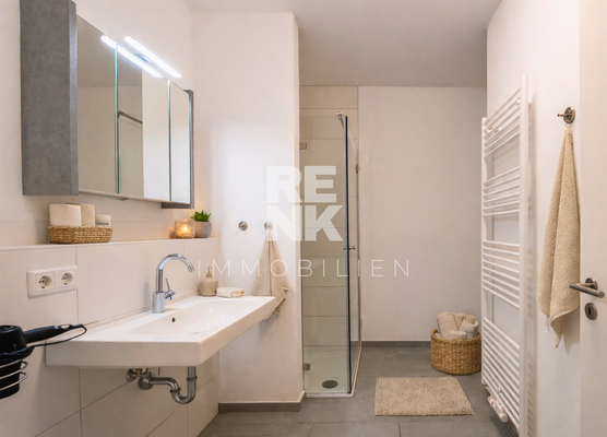 Badezimmer mit Dusche und WC