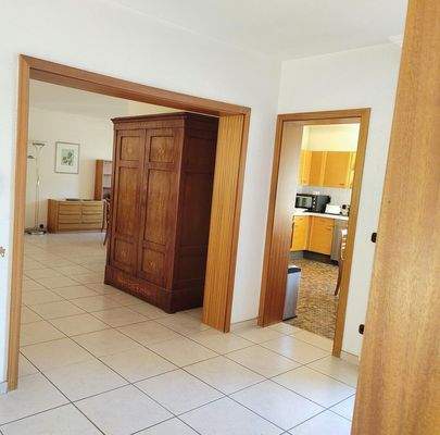 Flur OG mit Blick in Küche/WZ