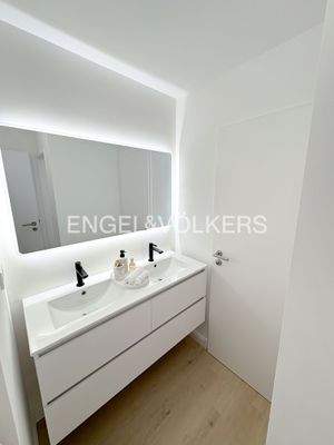 Bad mit Doppelwaschbecken und separatem WC