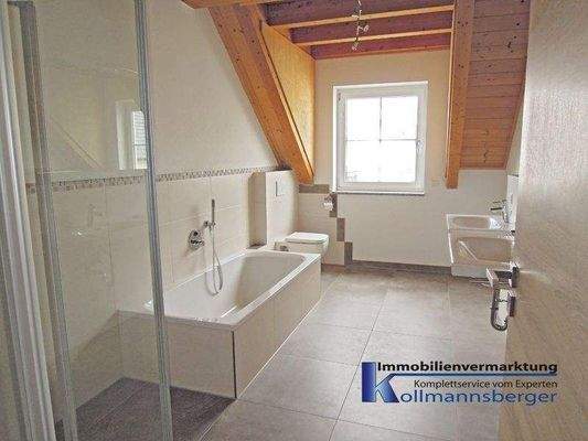 Bad mit Wanne und Dusche