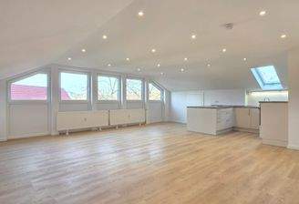 Heller Wohn- und Essbereich