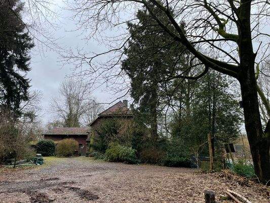 Wohnhaus vom Parkplatz aus.jpg