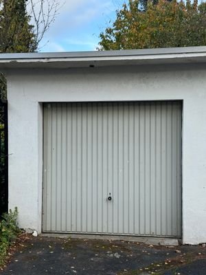 Garage mit elektrischem Tor