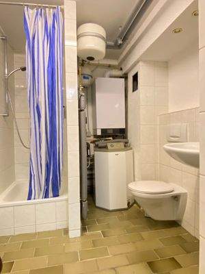 Technik/Hauswirtschaft mit Dusche, Waschbecken und WC