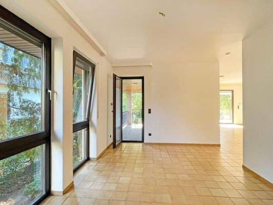 Der Übergang vom Wohnzimmer zum Essbereich ist fließend gestaltet und wird durch einen angrenzenden Balkon ergänzt