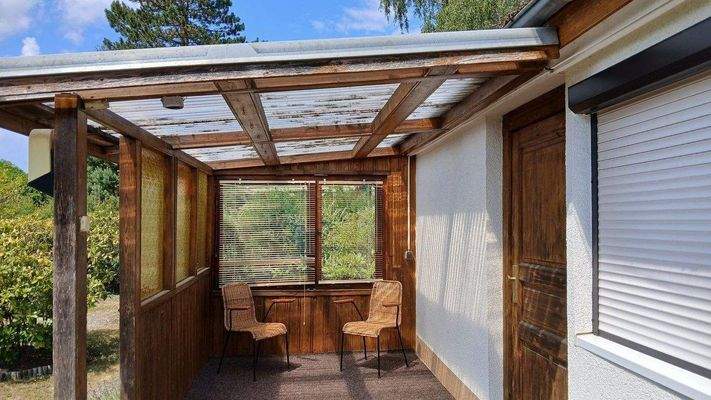 überdachte Sitzterrasse