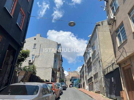 Key-Ready Whole Building in Fatih 100 m from Arterial Road