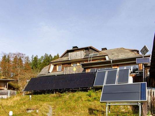 Photovoltaikanlagen hinter dem Haus