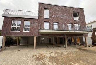 74_Eingang mit überdachten Parkplätzen.jpg