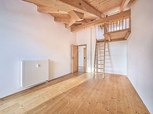 1. Schlafzimmer mit Empore und Balkonzugang