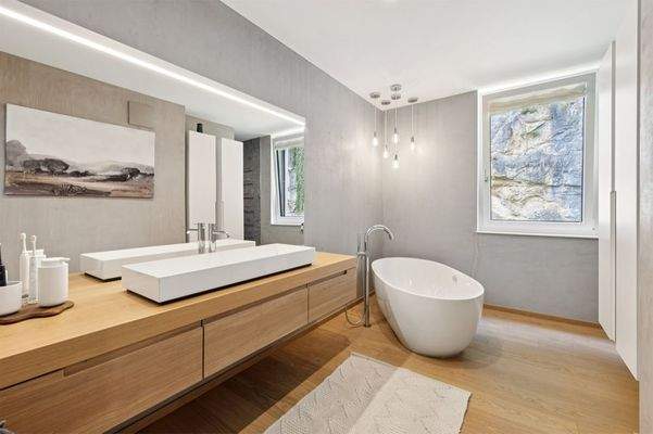 Das moderne Tageslicht-Badezimmer mit freistehender Badewanne